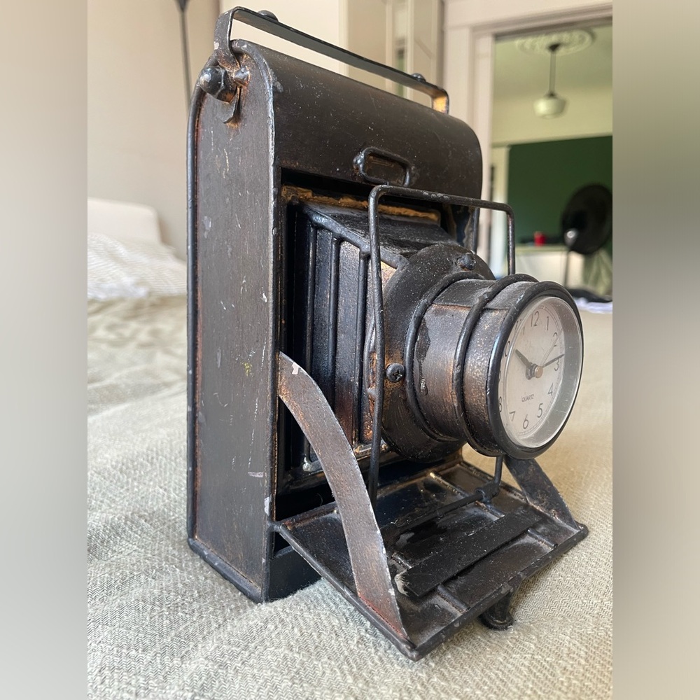 Antique Camera Clock - Picture 3 of 3